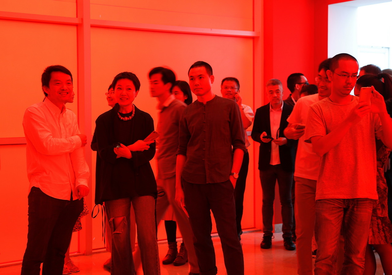 嘉宾参观展览