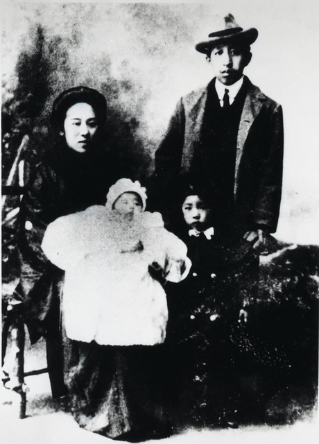 1909年，廖仲恺、何香凝携女儿廖梦醒（前右一）、儿子廖承志（前左一）在东京留影。
