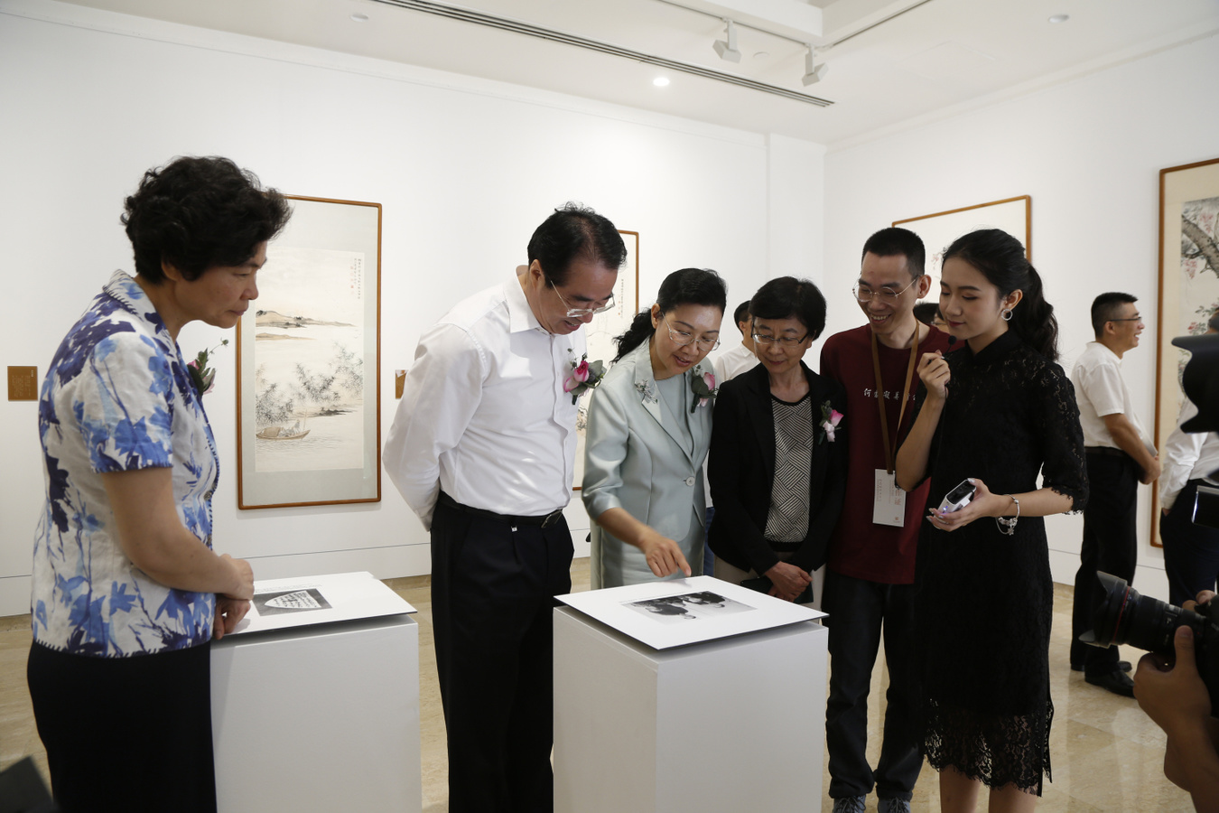 09中共中央统战部副部长许又声参观展览