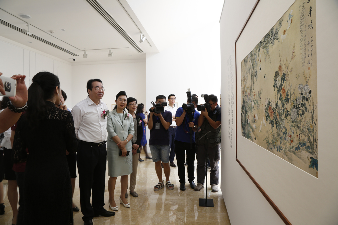 10中共中央统战部副部长许又声参观展览