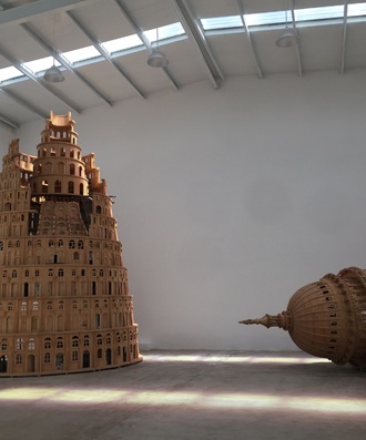 奚建军 《通天塔》 木质，图片，铁架 750x500cm，2017-2018年
