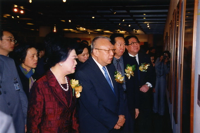 主礼嘉宾观展