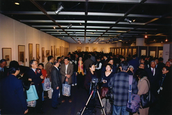 观众参观展览