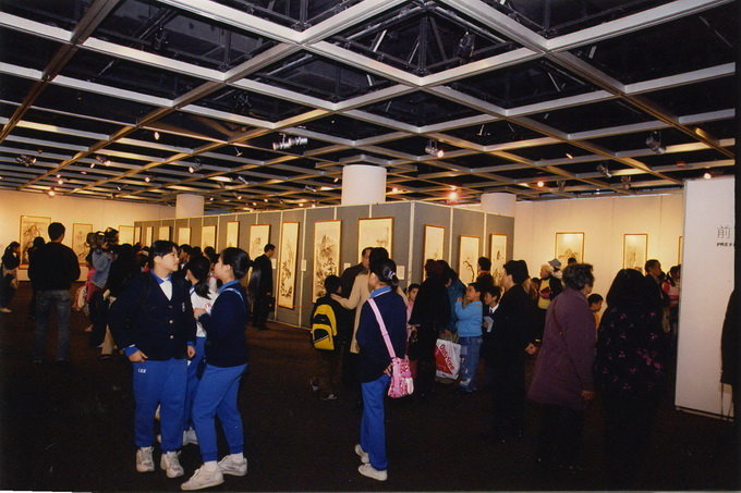 观众参观展览01