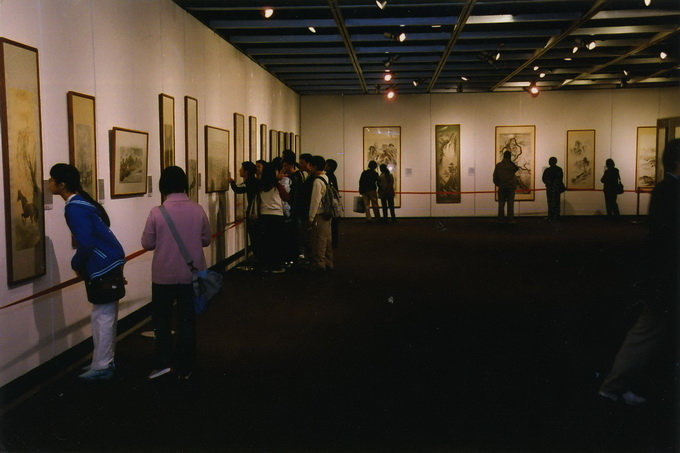观众参观展览02