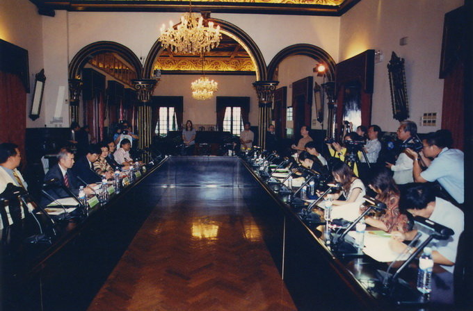 新闻发布会01