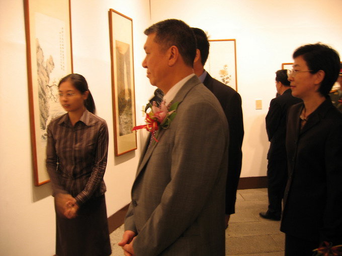 主礼嘉宾观展