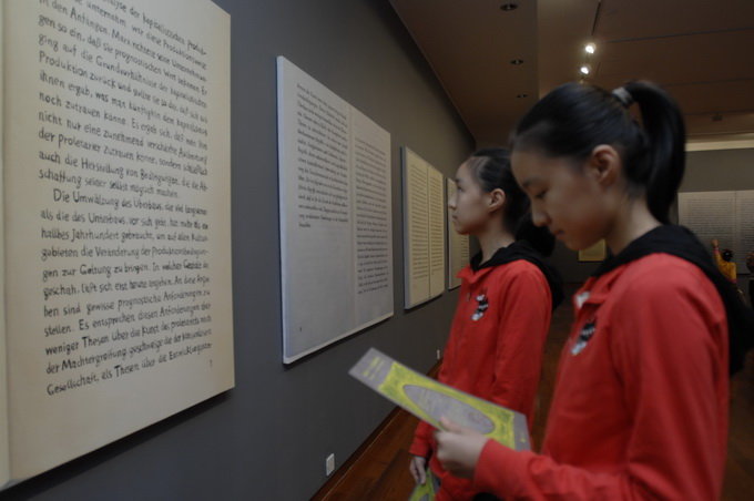 双胞胎参观展览2