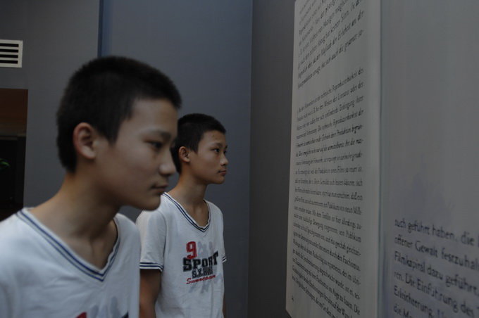 双胞胎参观展览5