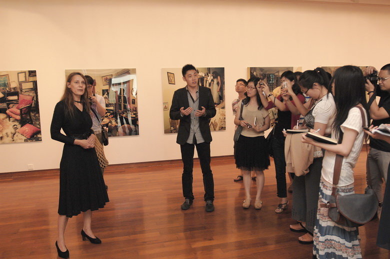 媒体见面会上策展人王东向媒体介绍展览情况