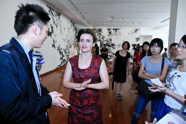 艺术家伊丽莎白·拉赫在现场介绍作品