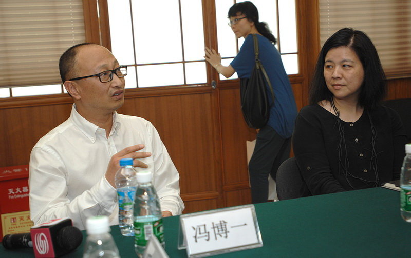 新闻发布会1