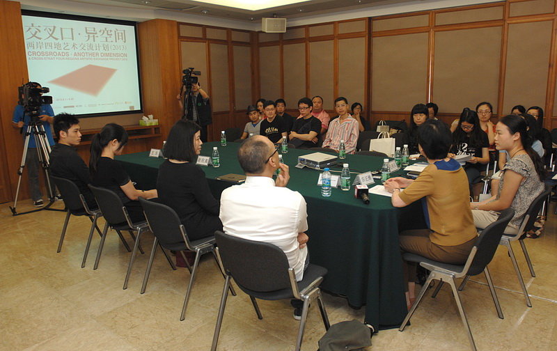 新闻发布会3