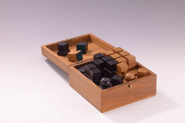 盒子里的32颗国际象棋