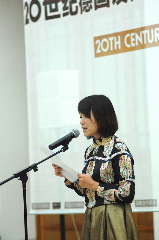 王洋宣读中国美术学院院长许江致辞