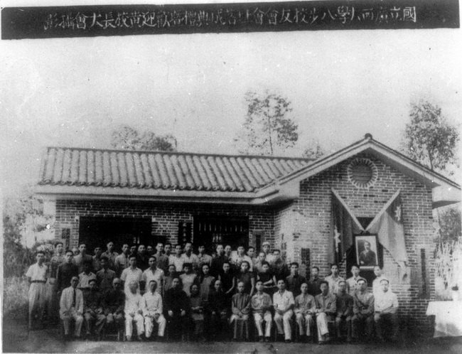 参加广西大学八步校友会会址落成典礼后的留影 参加广西大学八步校友会会址落成典礼后的留影