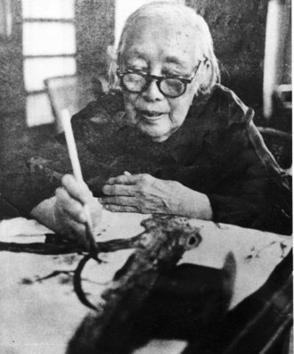 何香凝晚年作画。