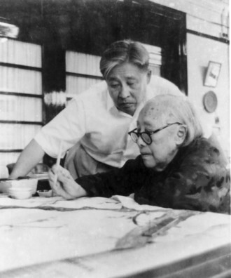 廖承志观看母亲作。
