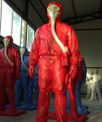 王广义《冷战美学——带防毒面具的人》180×40×30cm 玻璃钢着色 2008
