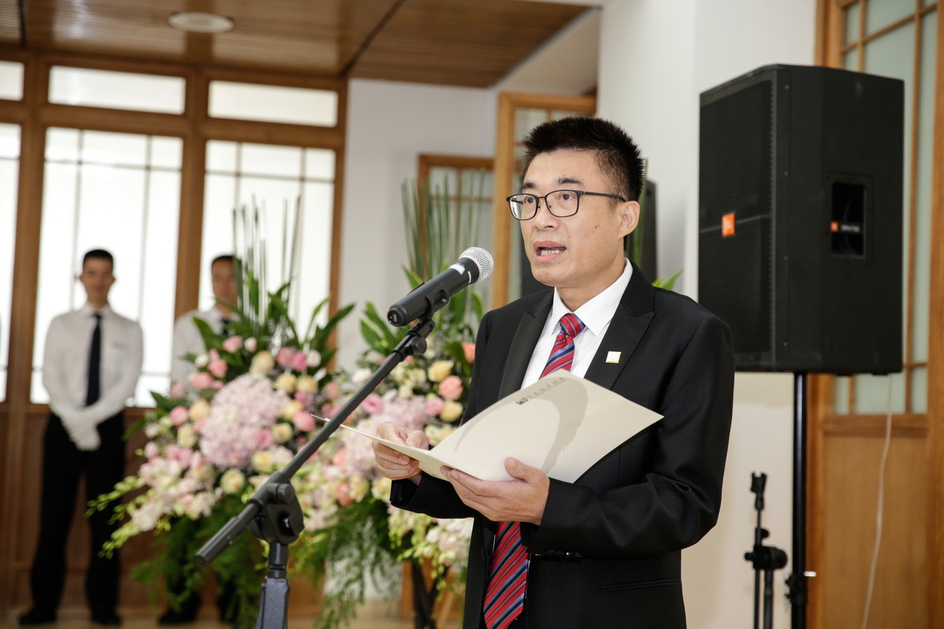 何香凝美术馆副馆长蔡显良主持