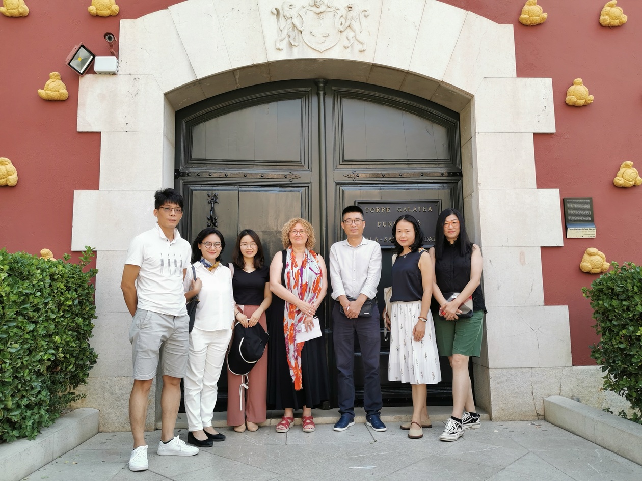 调研团与达利博物馆策展人卡门女士合影 调研团与达利博物馆策展人卡门女士合影